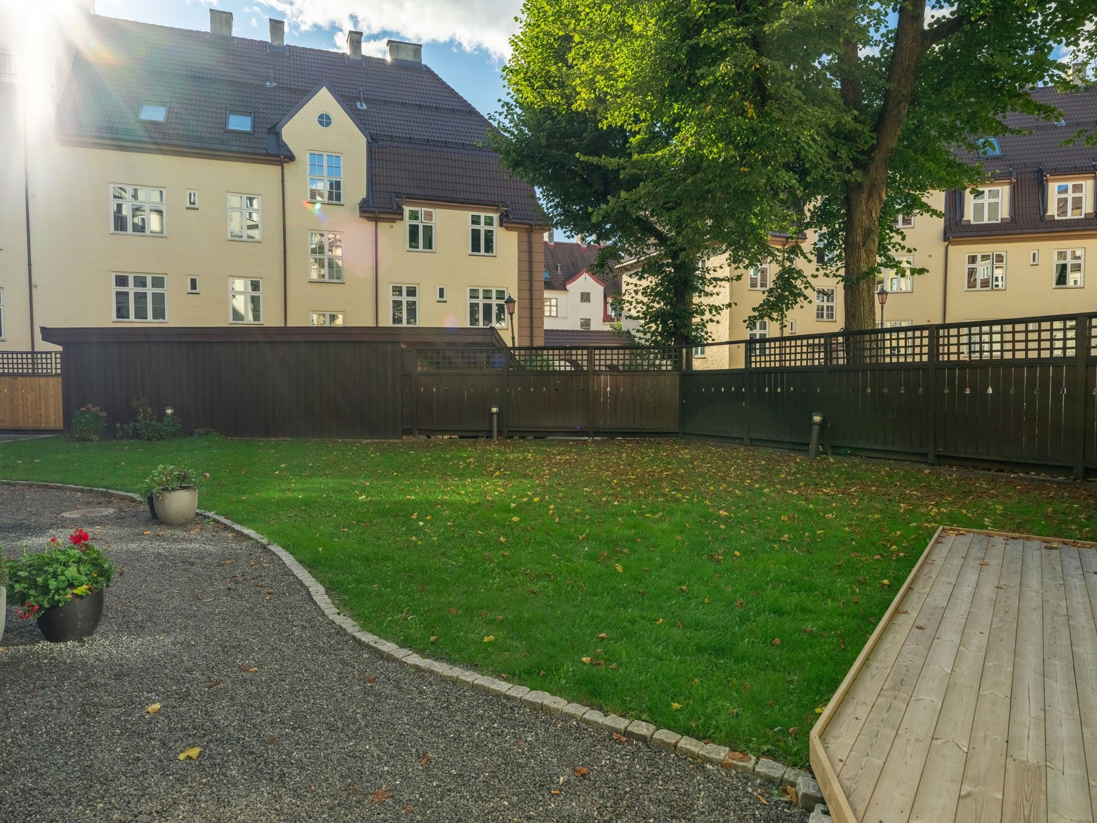 Her er det gressplen, hyggelige sittegrupper og grusvei. Galleribilde