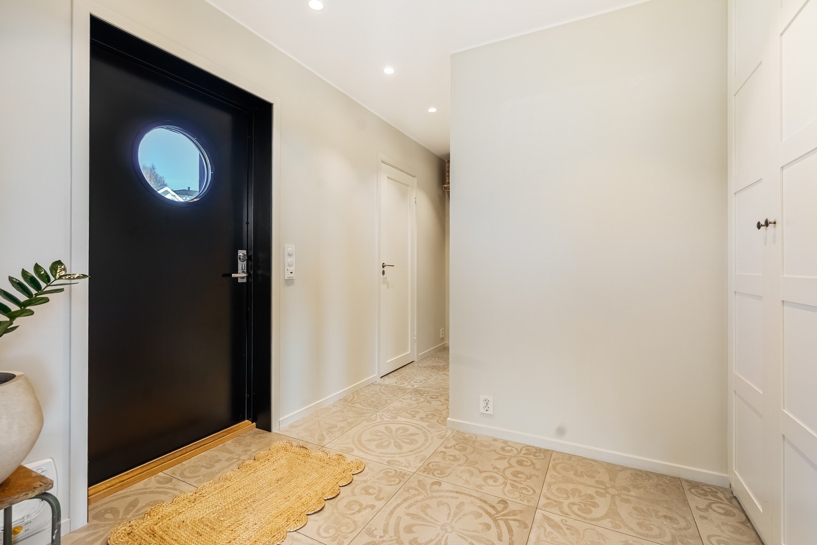 Velkommen inn - et flott førsteinntrykk med elegant flislagt gulv, downlights og garderobeløsning med profilerte fronter Galleribilde