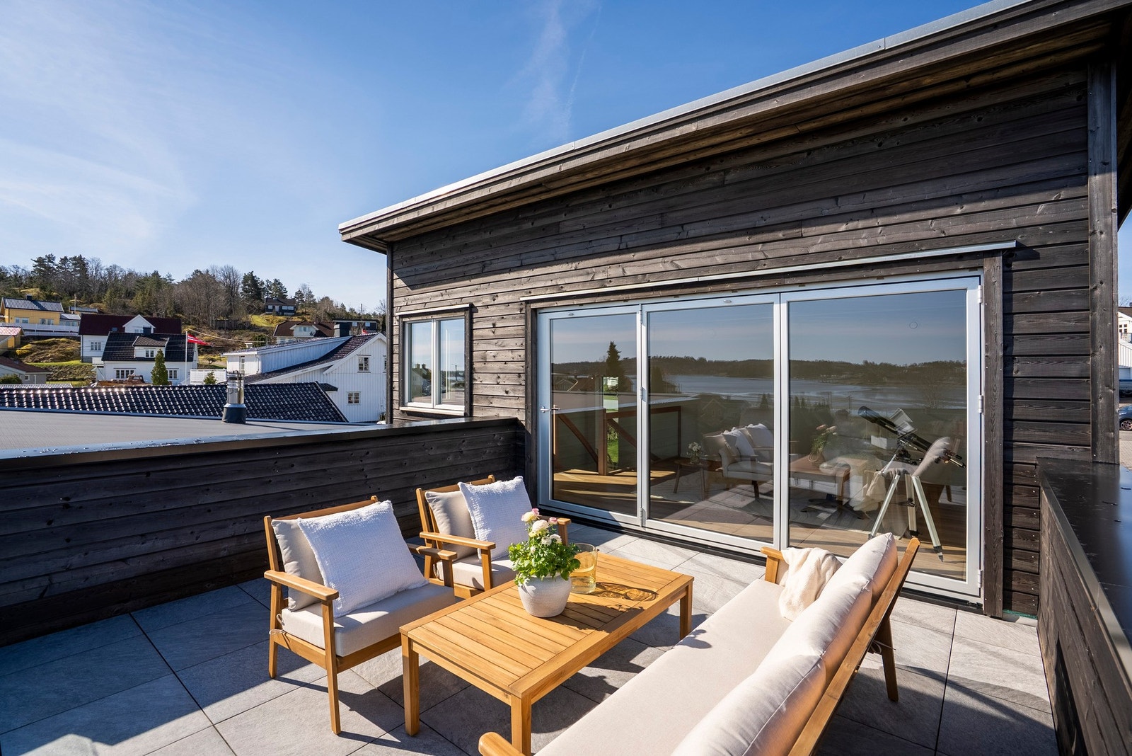 Fra 2. etasje har du utgang til en 19 m² takterrasse, perfekt for sene sommerkvelder under åpen himmel Galleribilde