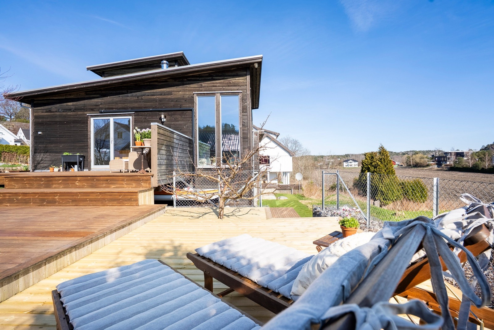 Med terrasseområder på til sammen 180 m² er det god sammenheng og enkel utvendig flyt mellom sonene og etasjene Galleribilde