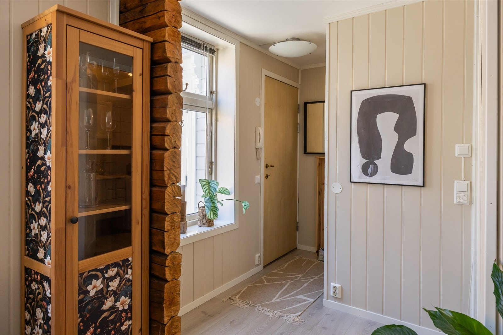 Entré med mulighet for oppheng av yttertøy og sko. Galleribilde