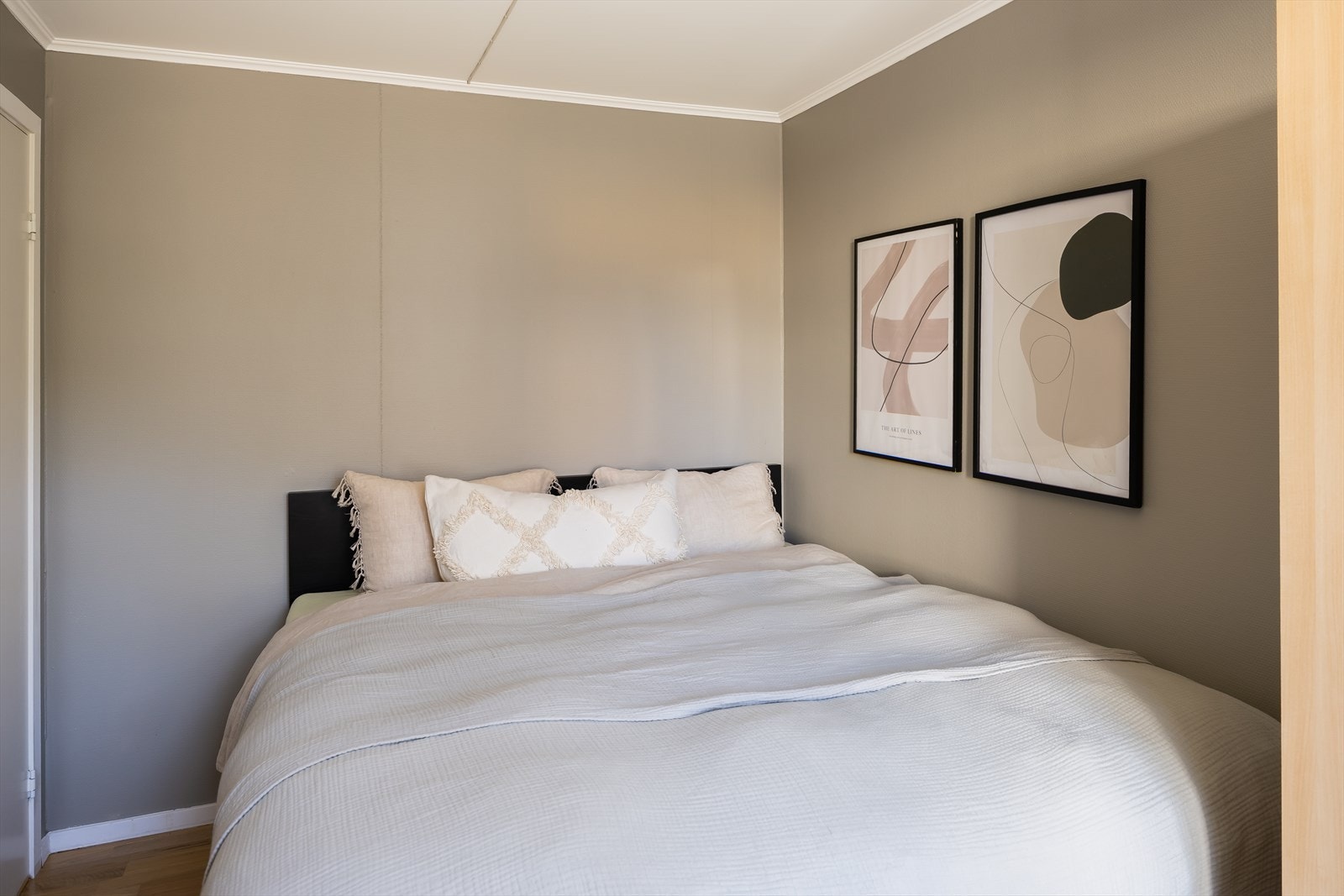Leiligheten har totalt to soverom, hvor av dette er det største på 9 m². Her er det god plass til ønsket sengestørrelse og tilhørende møblement. Galleribilde