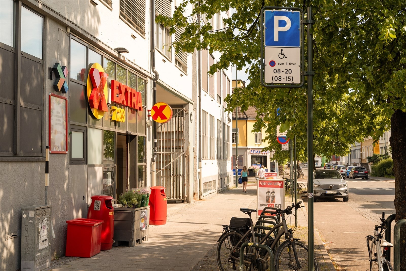 Nærmeste dagligvarebutikk er Coop Extra, kun et steinkast fra leiligheten. Litt lengre bort i gaten ligger også REMA 1000. Galleribilde