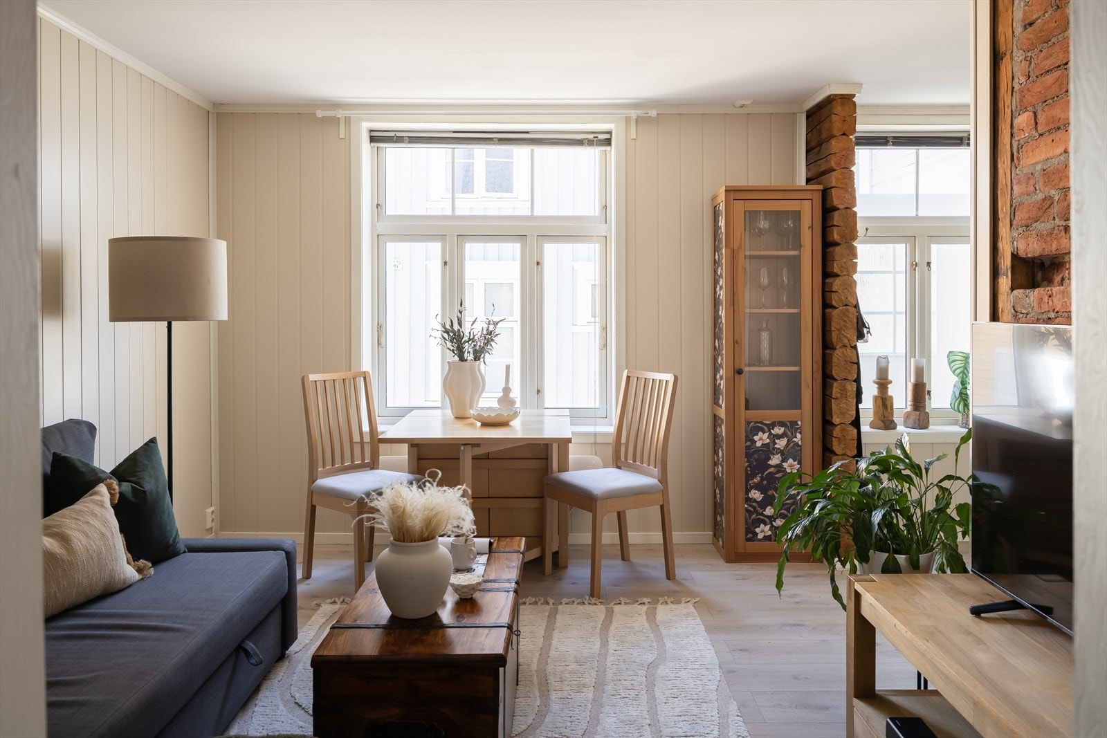 I klassisk bygårdsstil byr leiligheten på rause vindusflater. Galleribilde