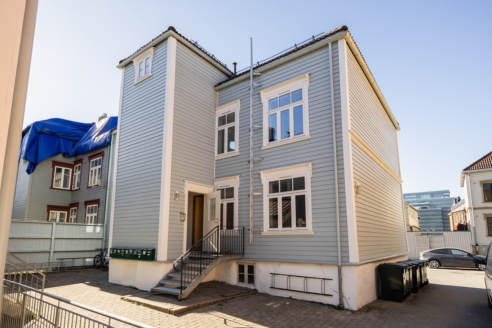 Parkering i gate etter gjeldende bestemmelser. På Møllenberg er store deler av gatene soneparkering for beboerne i området. For ca. kr 785,- (per 22.04.2026) per måned kan bilen parkeres i gate rett utenfor eiendommen. Galleribilde