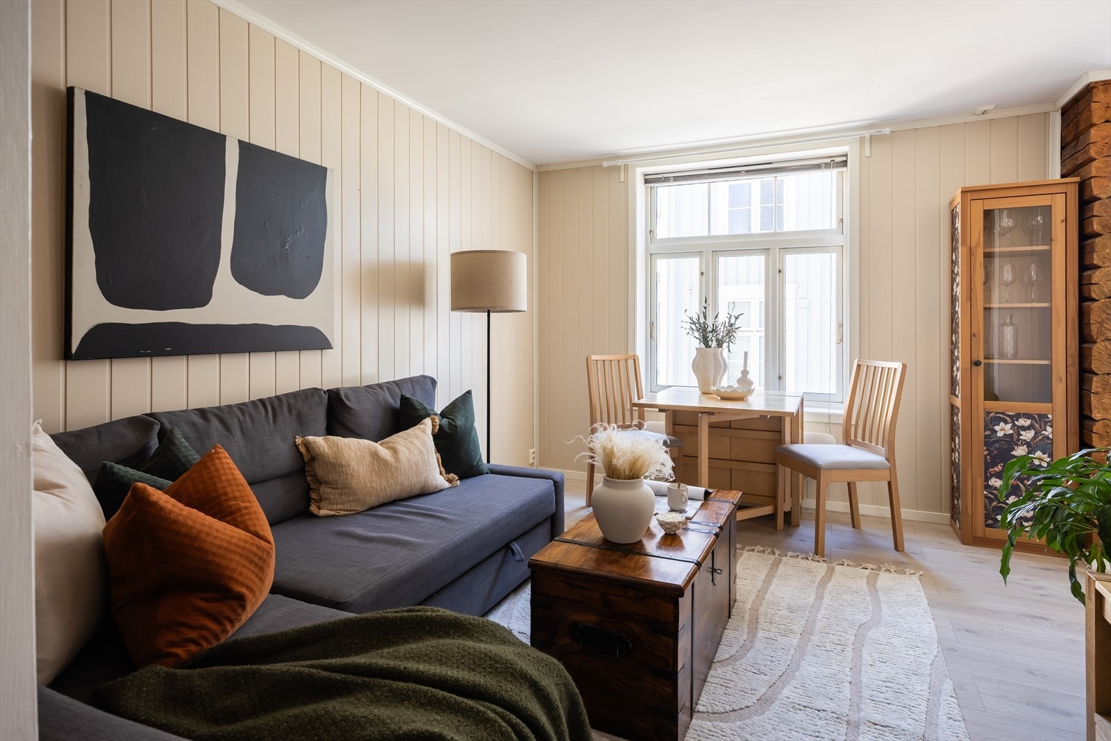 Den delvis åpne stue- og kjøkkenløsningen er på 14,5 m² og byr på flere møbleringsmuligheter. Galleribilde