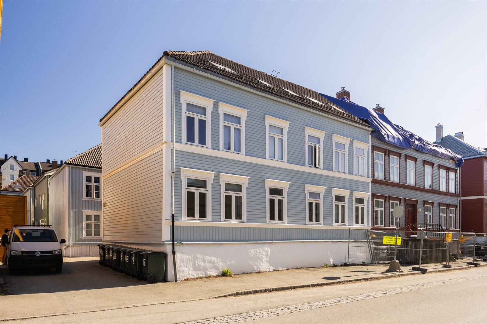 Fasade ut mot Kirkegata har blitt byttet i sin helhet, samt utskifting av vinduer i 2023. Galleribilde