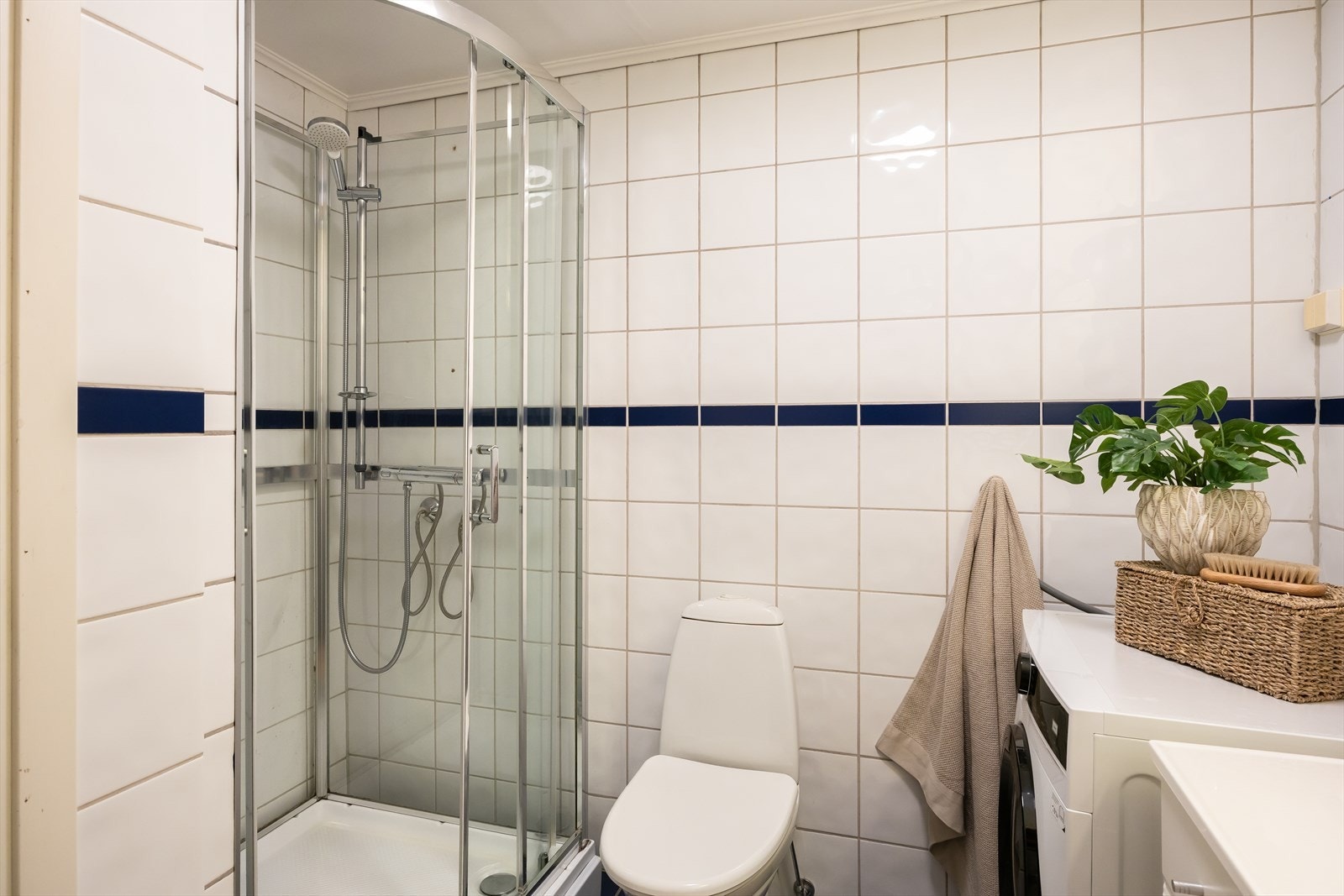 Badet er utstyrt med blant annet baderomsinnredning, dusjkabinett og toalett. Galleribilde