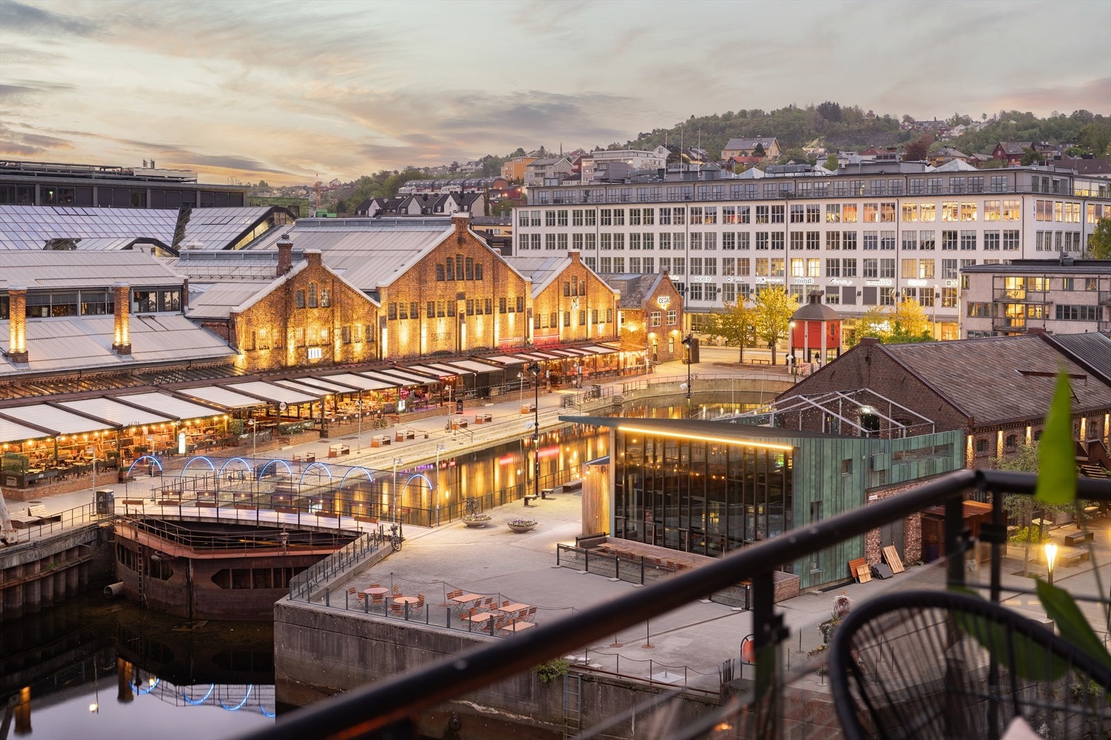 Få minutters gange fra leiligheten finner man Solsiden med dets yrende folkeliv og brede utvalg av restauranter. Galleribilde