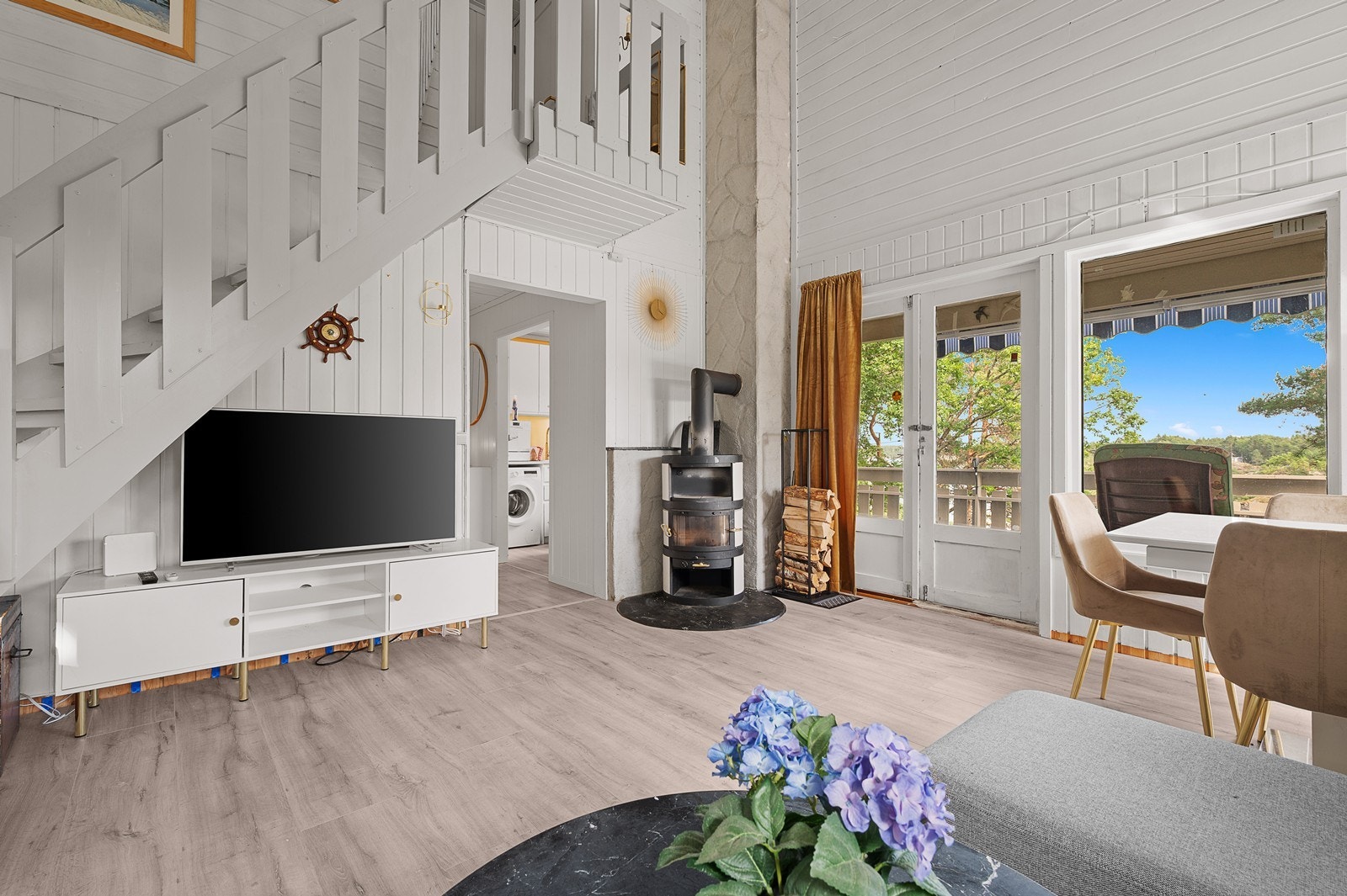 Stue gir en god romfølelse med åpen himling, store vinduer og gjennomgående lys. Galleribilde