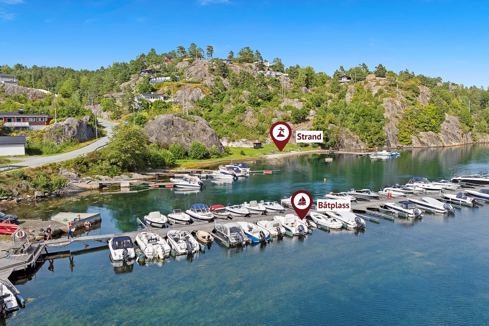 Sommerbilde av strand og båtplass Galleribilde