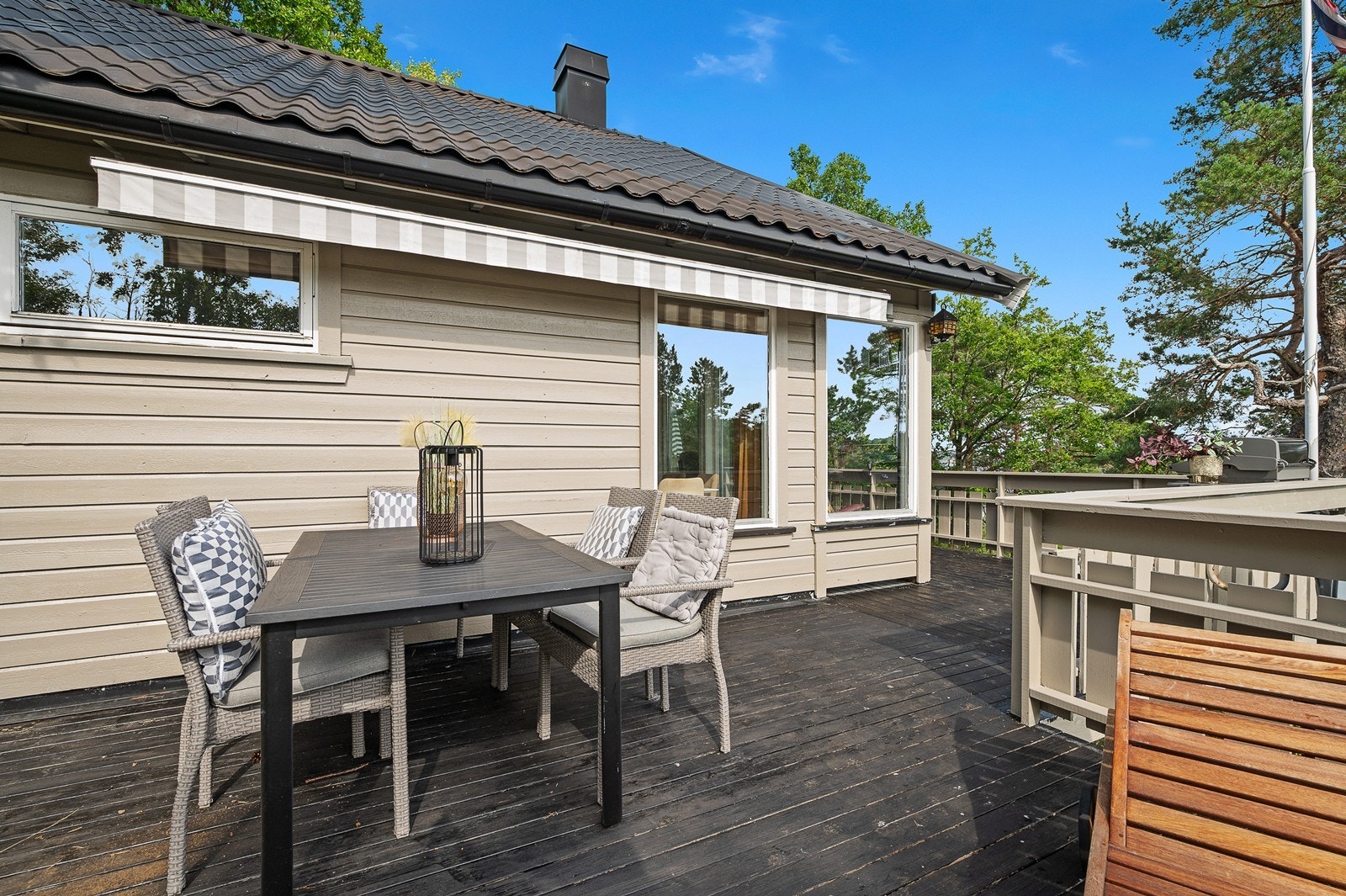 Det er to terrassemarkiser på veranda Galleribilde