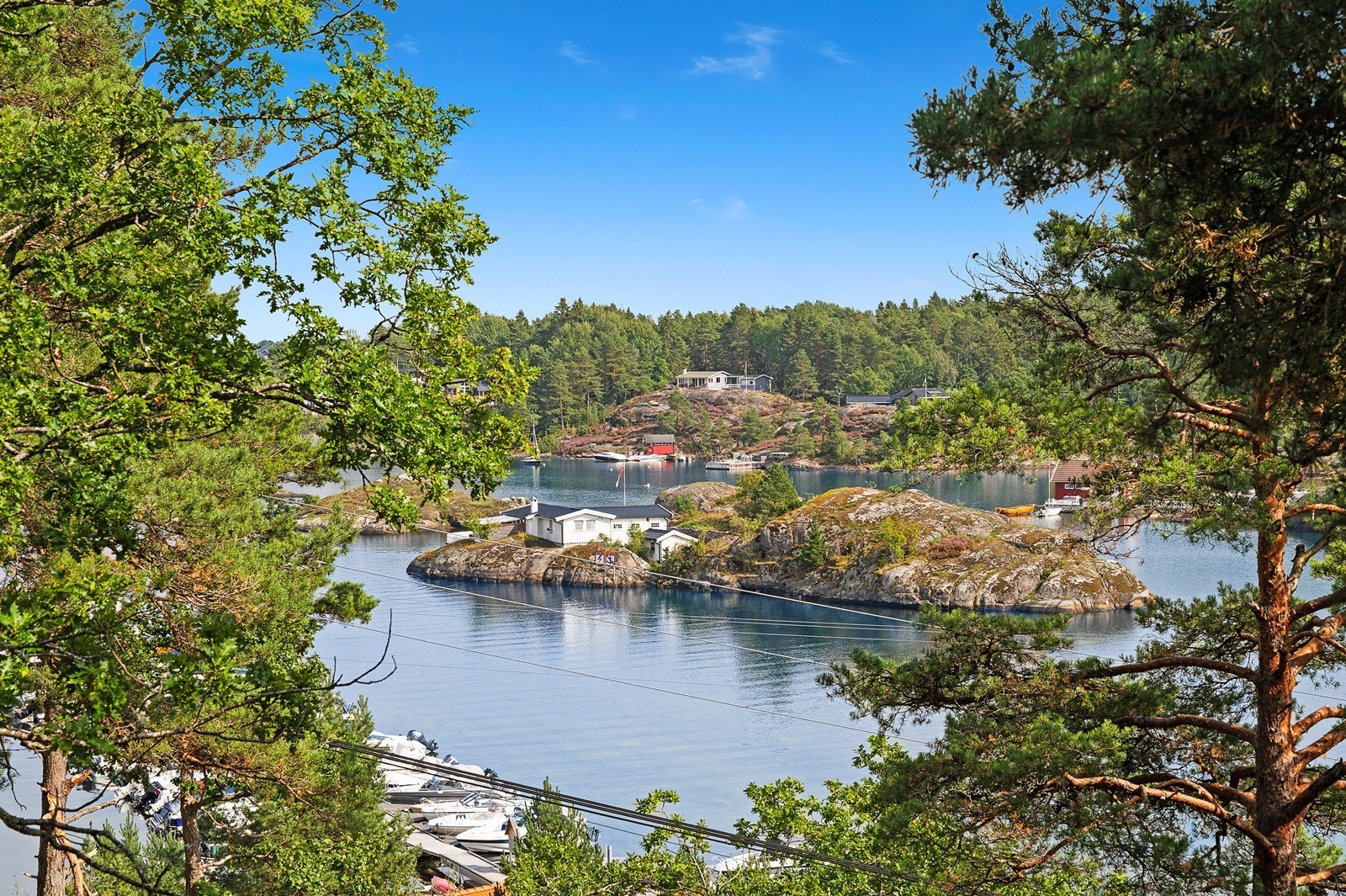 Fra hytta er det fin utsikt mot sjøen med småbåthavn (leie av båtplass medfølger) Galleribilde