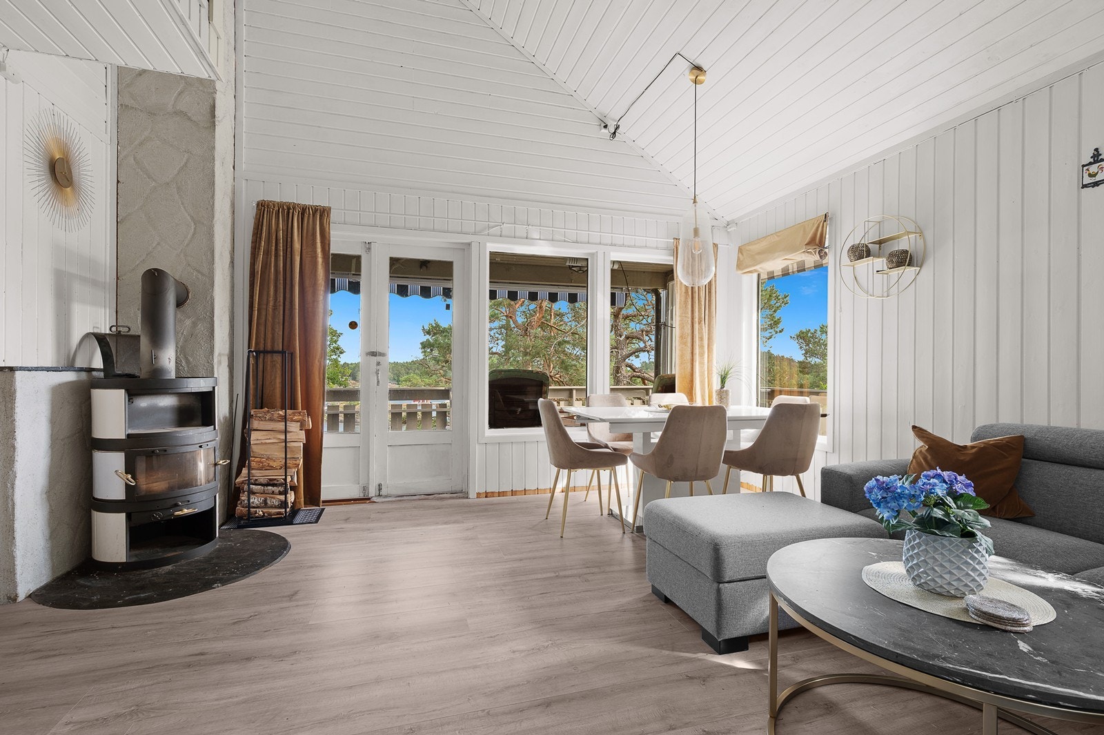 Her er det god plass til både spisestue og koselig sofakrok. Galleribilde