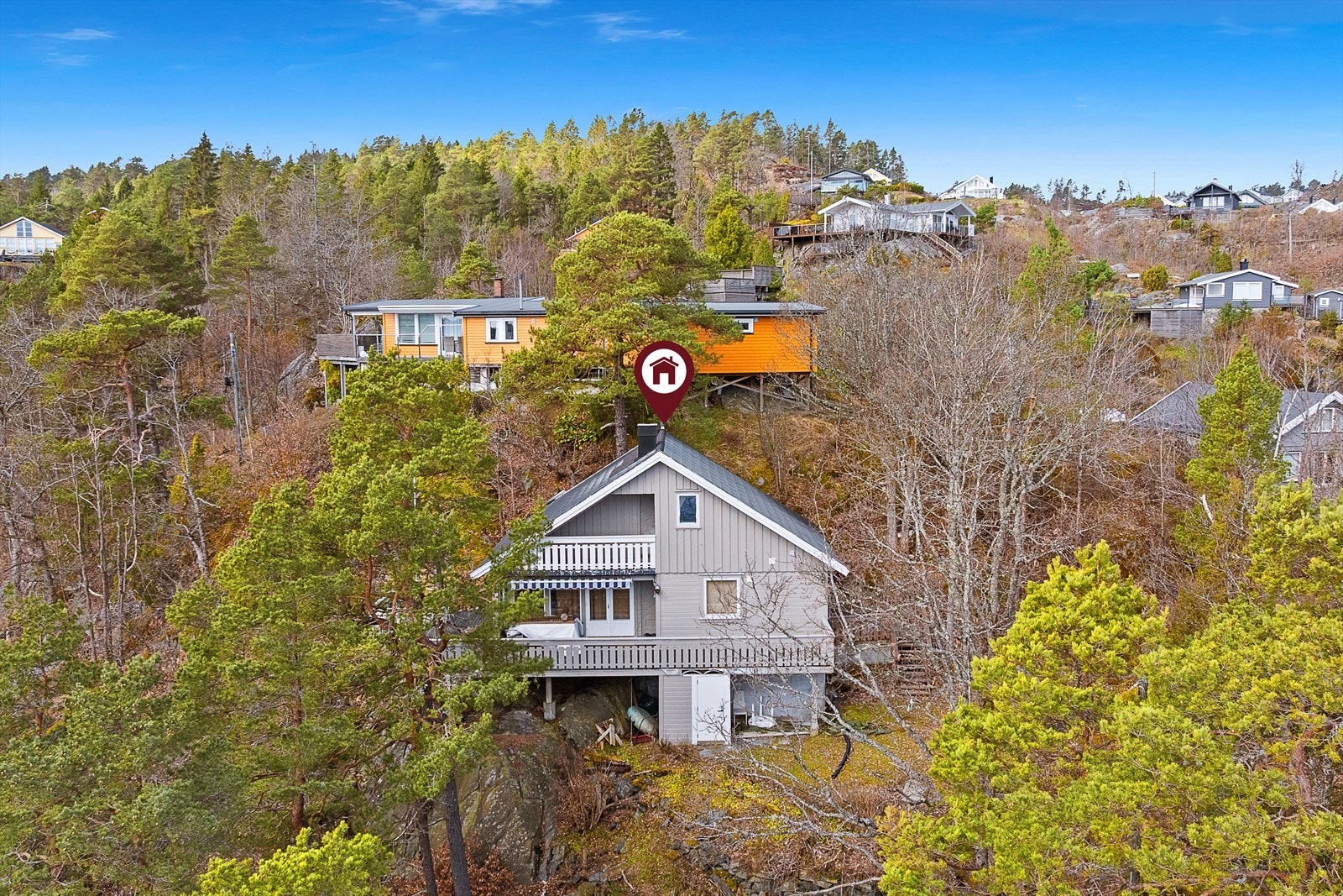 Eiendommen ligger på Finmarkstrand, midt i mellom Brevikstranda og Valle. Galleribilde