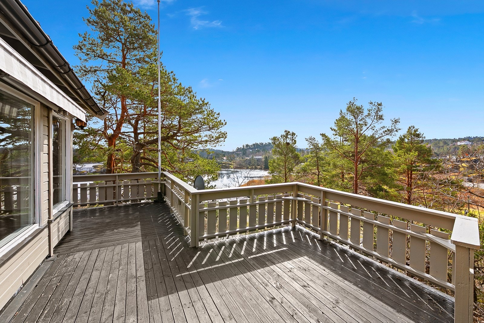 På veranda er det svært gode solforhold, med den tidligste morgensolen og helt frem til ca. kl. 20 (midtsommers). Galleribilde
