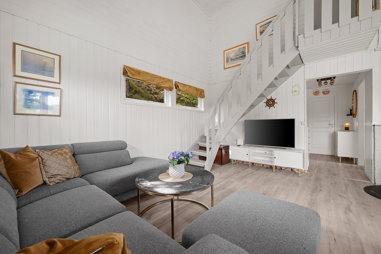 Fra stue er det trapp til 2. etasje med to soverom. Galleribilde