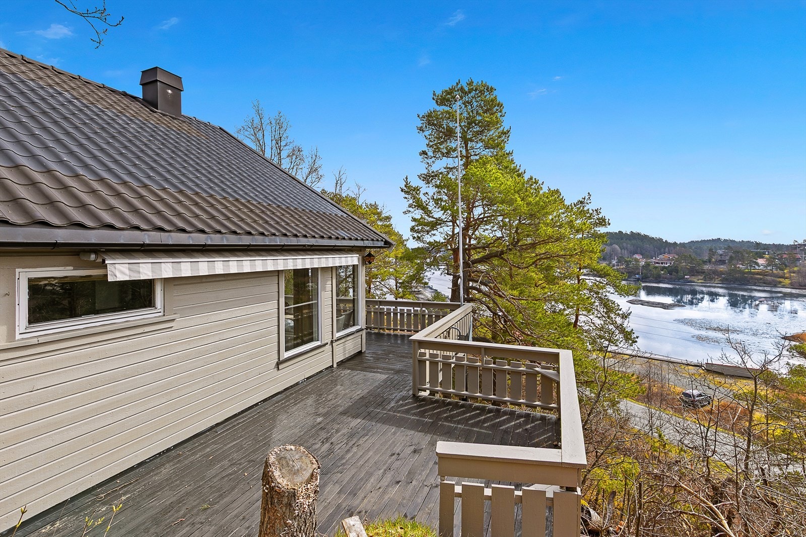 Stor veranda med plass til flere sittegrupper, markiser og ikke minst svært gode solforhold og sjøutsikt! Galleribilde