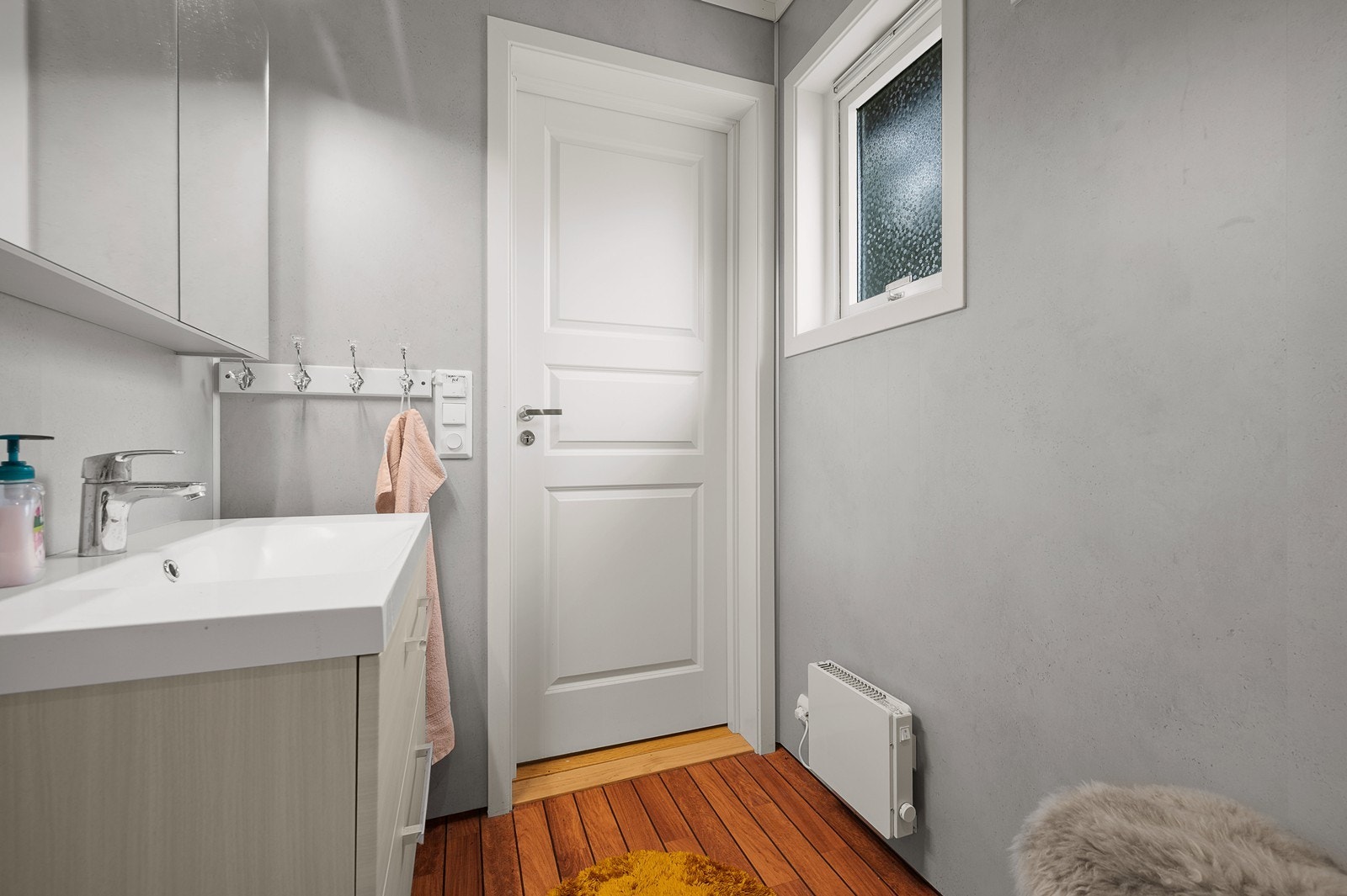 Badet ble renovert i 2021 med belegg på gulv, våtromsplater på vegg og panel med spotter i himling. Galleribilde