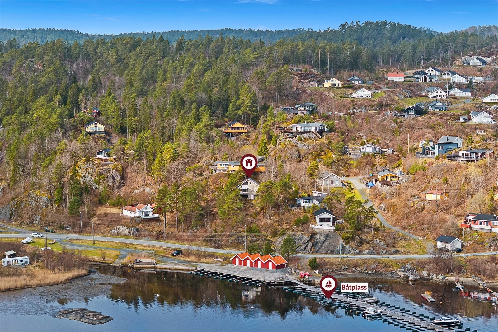 Hytta har "umiddelbar" nærhet til sjøen, hvor det medfølger leie av båtplass, kort vei til badestrand og flotte nærområder Galleribilde
