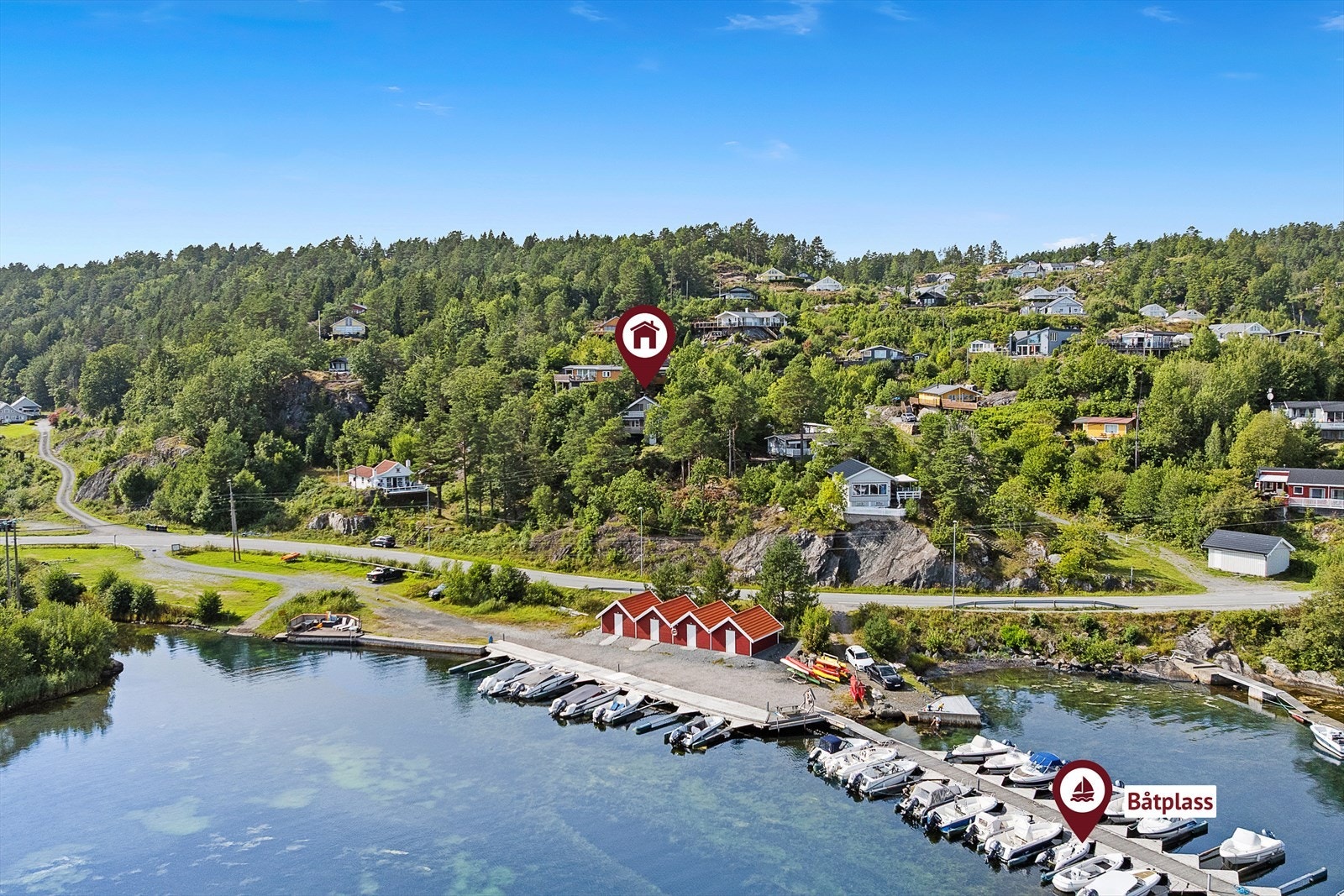 Sommerbilde av hytte og båtplass Galleribilde