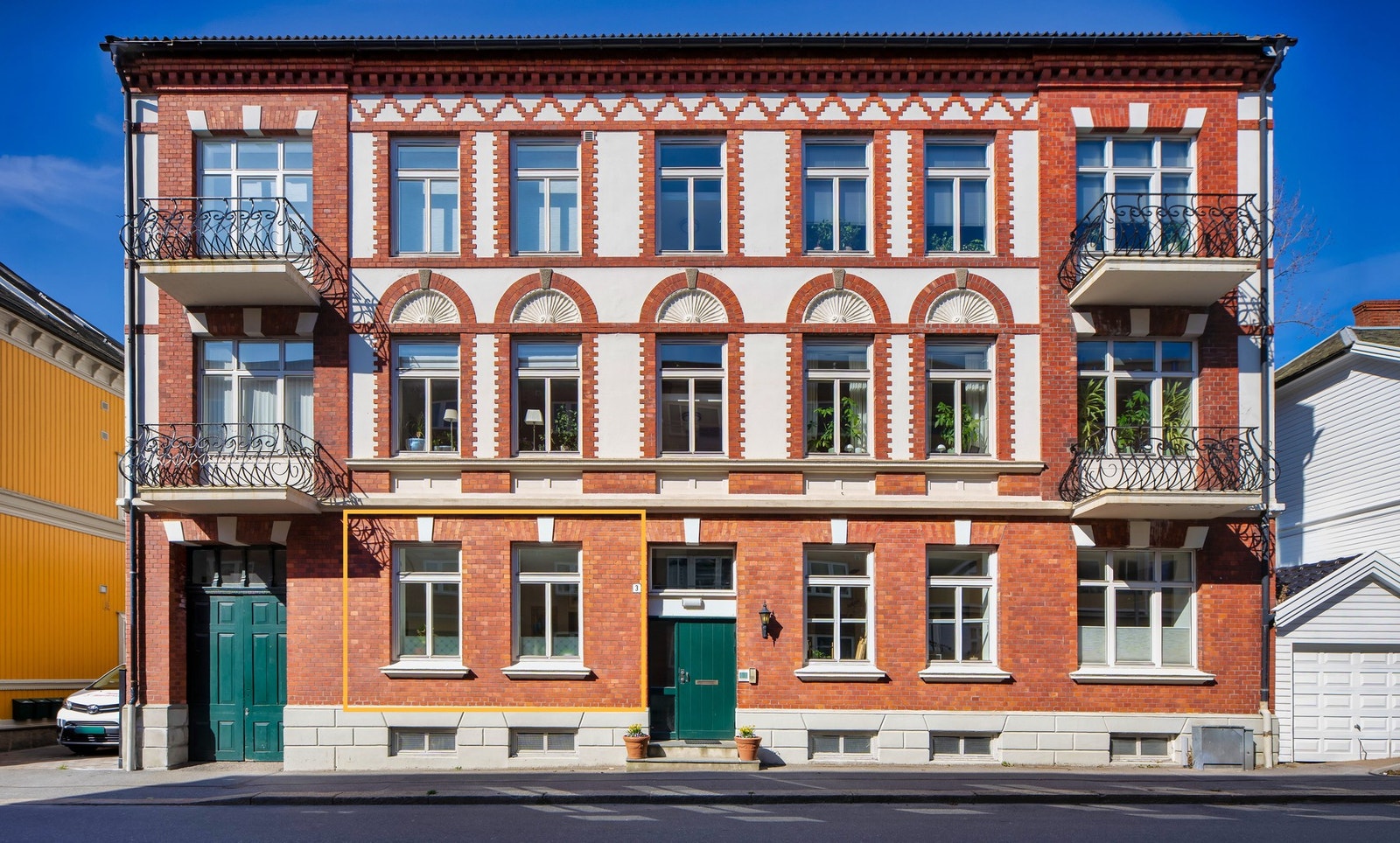 Ridehusgaten 3 fremstår som et lite sukkertøy i gatebildet. Ikke for stor, ikke for liten. Arkitektur fra Historismen. Galleribilde