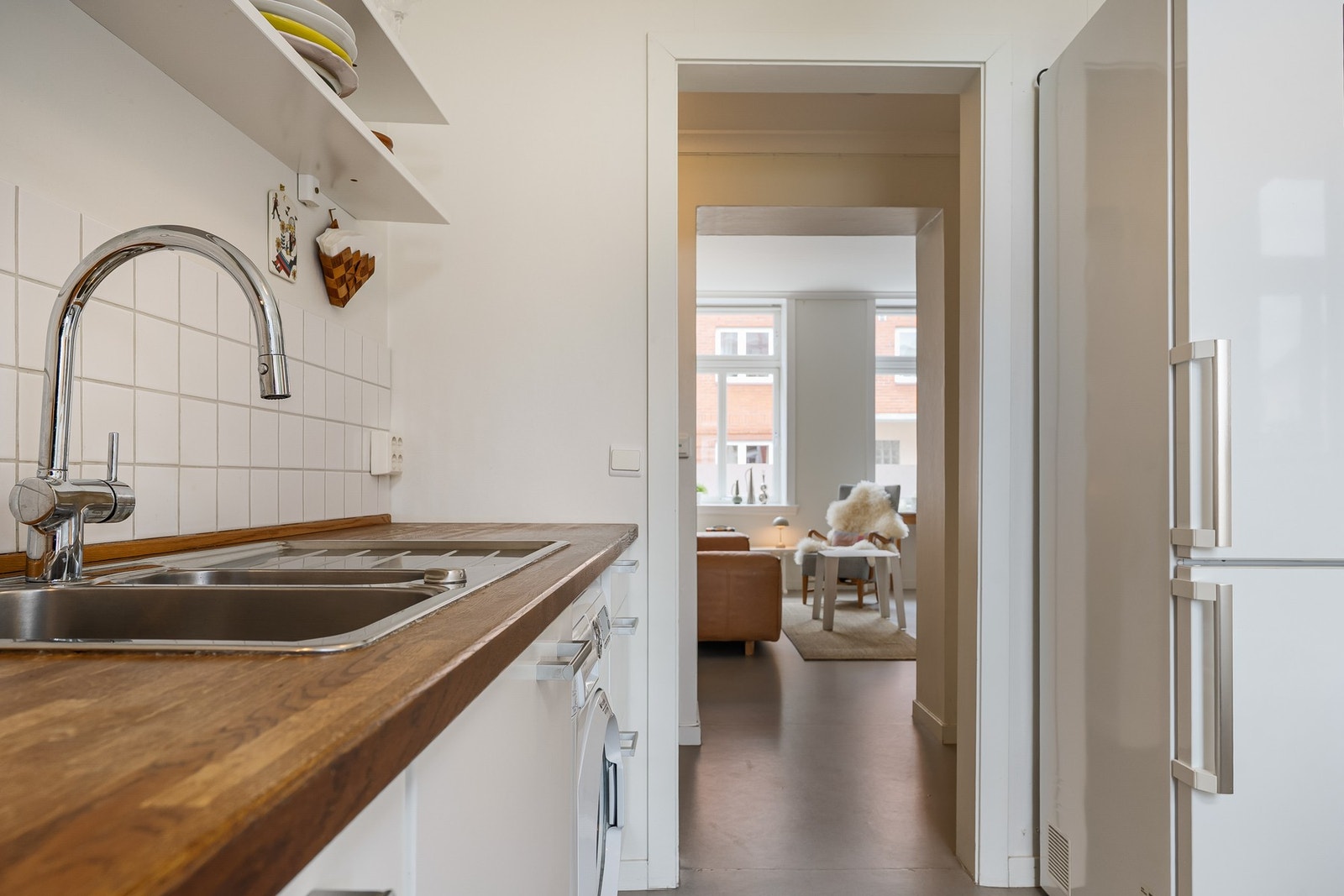 Fra kjøkkenet og inn til stuen. Galleribilde