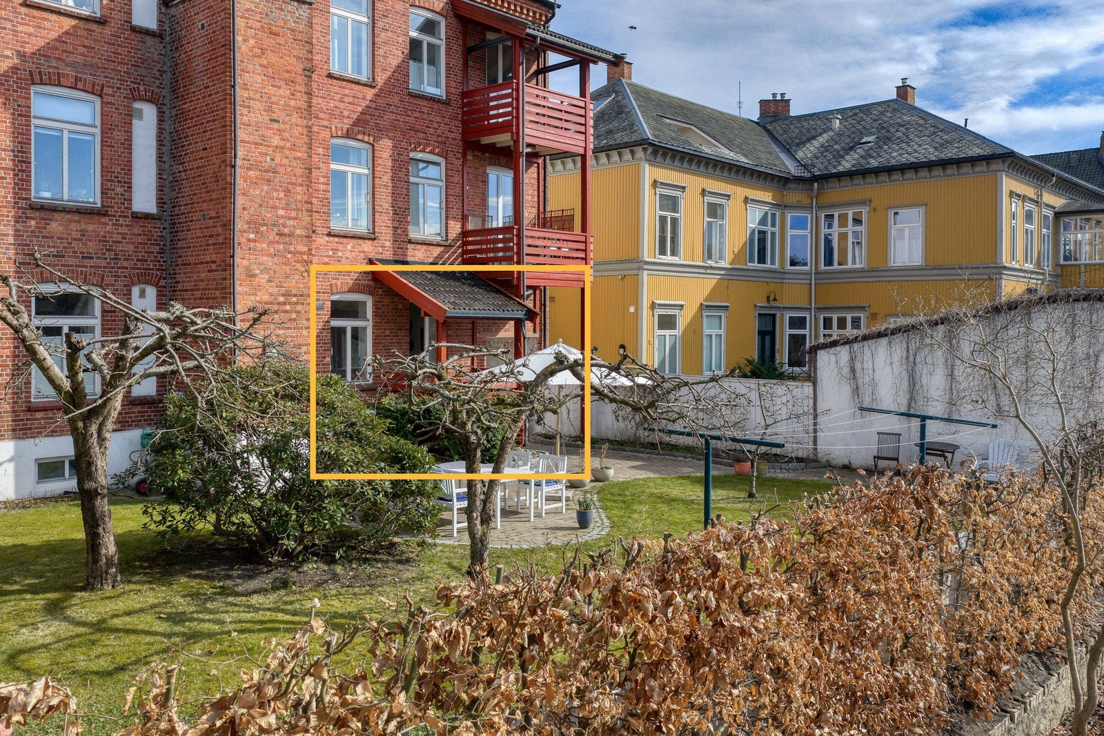 Beliggende i første etasje med balkong og vinduer ut mot en stor, fin hage der kveldssolen slipper inn. Galleribilde