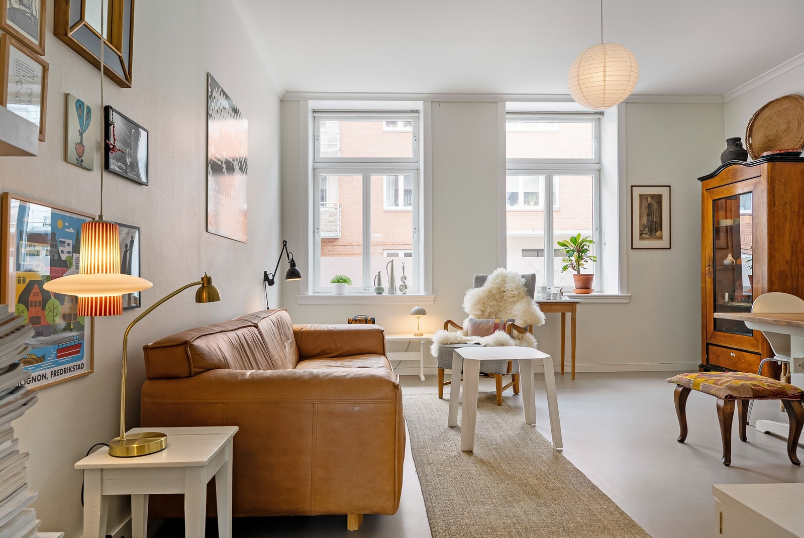 En lys og elegant stue, med avrettede, vinylbelagte gulv og behagelig gulvvarme. Galleribilde