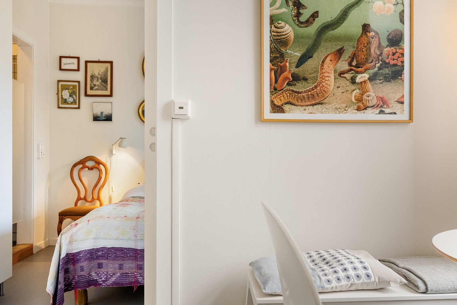 Fra kjøkkenet inn til soverommet. Galleribilde