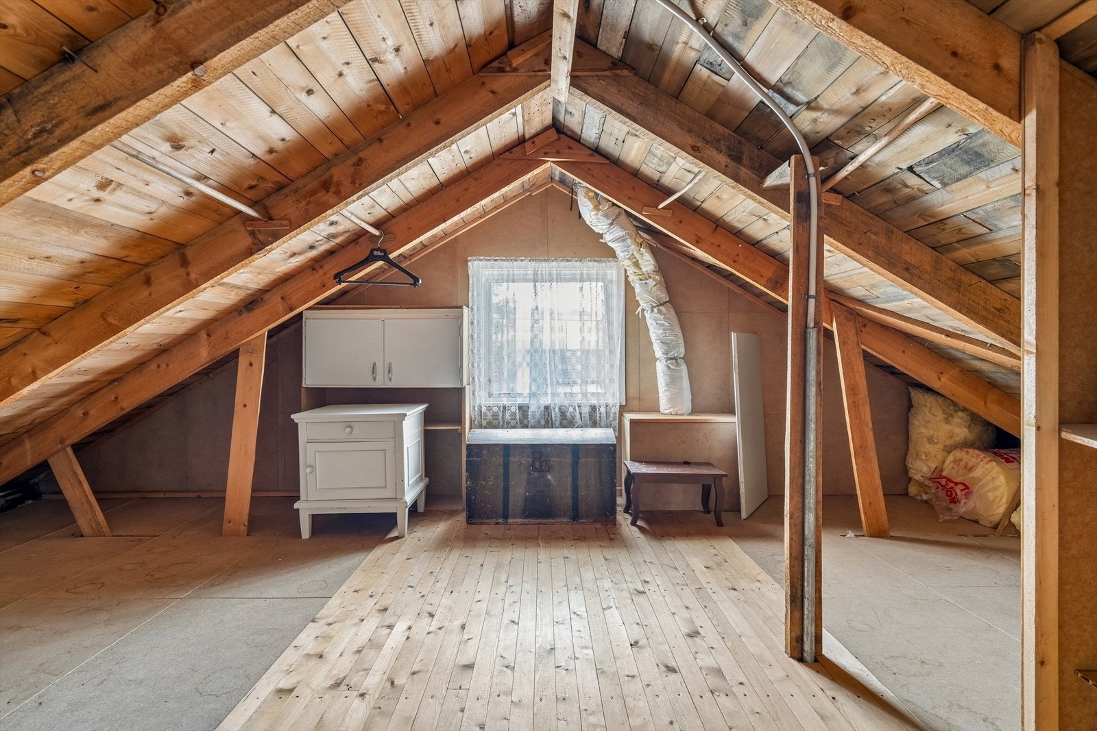 Del av uisolert rom på loft Galleribilde