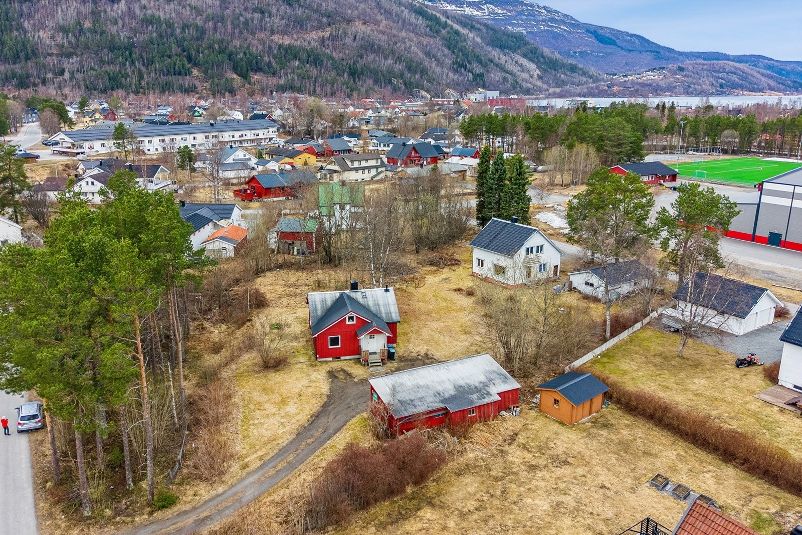 Dronebilde som viser sentrumsnær beliggenhet Galleribilde