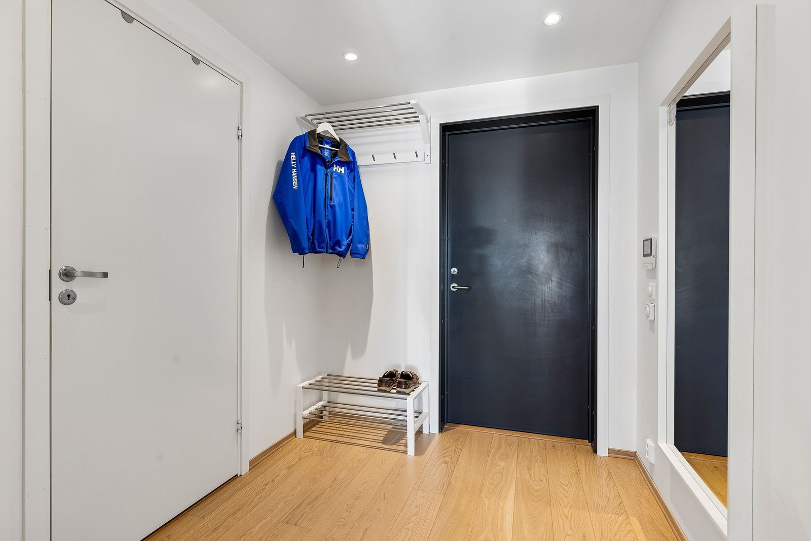 Entré med plass til sko og yttertøy. Galleribilde