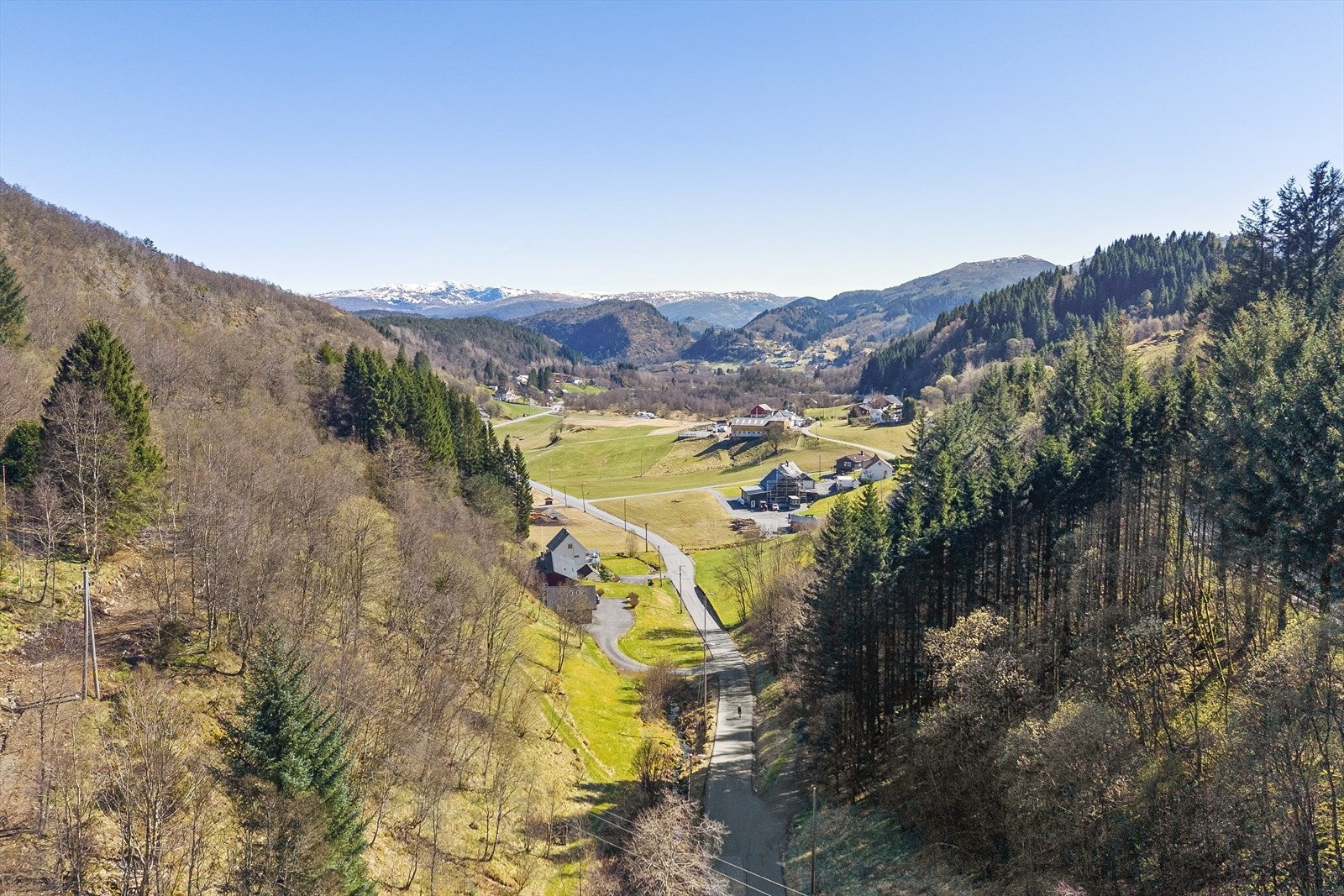 Her bor du i landlige og fredelige omgivelser i Blindheimsdalen, samtidig som du har kort vei til servicetilbud i Åsane. Både Gullgruven og Horisont kjøpesenter er kun 5-6 minutter unna med bil. Galleribilde