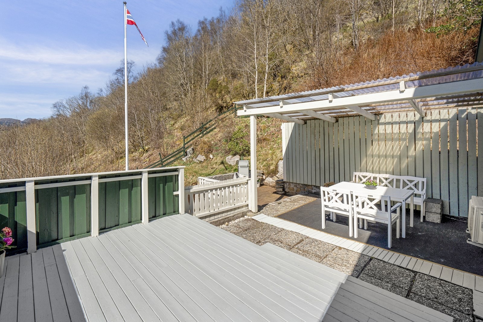 Totalt byr eiendommen på rundt 46 m² med terrasse- og balkongareal. Galleribilde