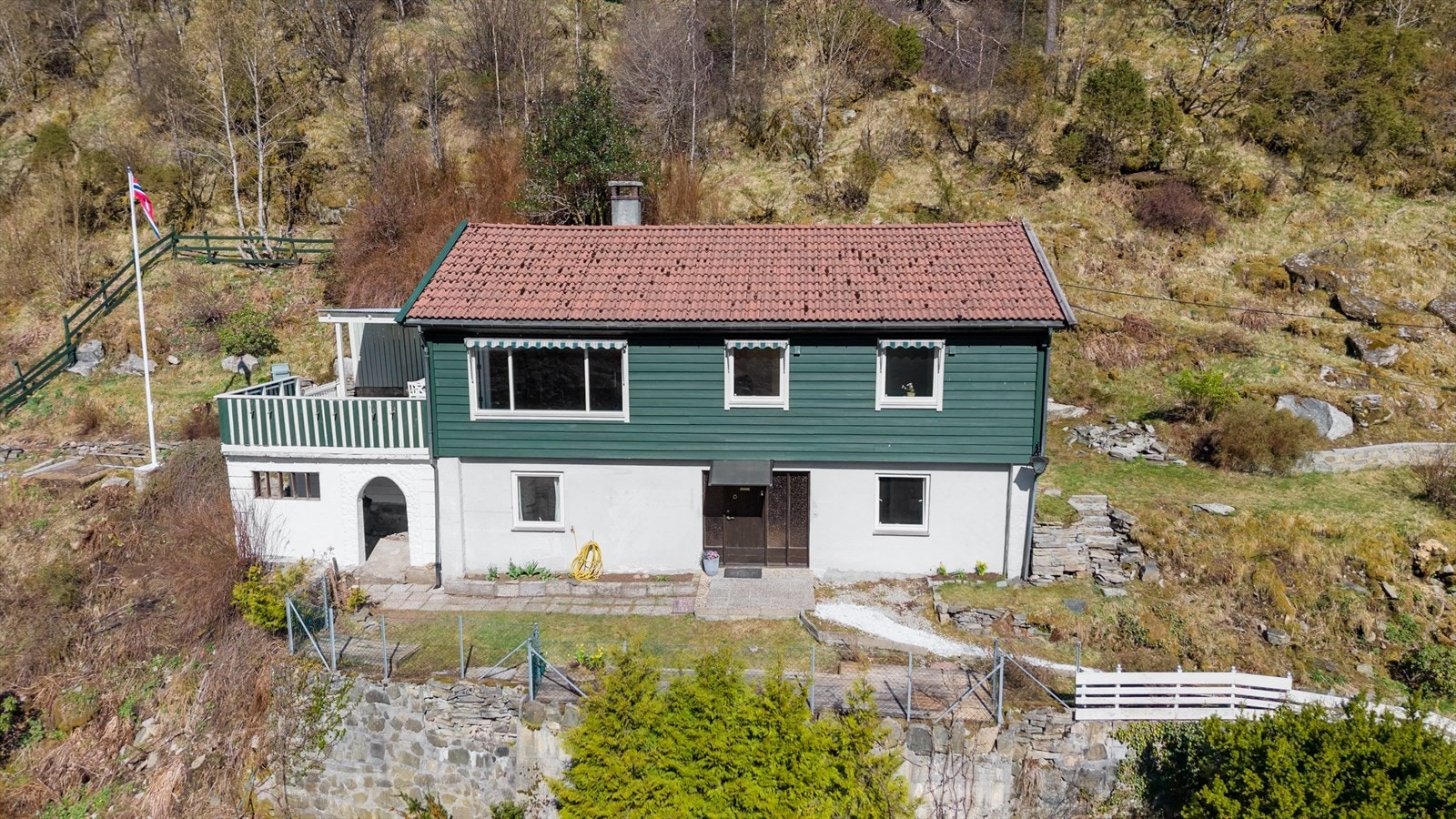 Enebolig fra 1967, solid bygget på fjellgrunn i et kupert og naturskjønt terreng. Galleribilde