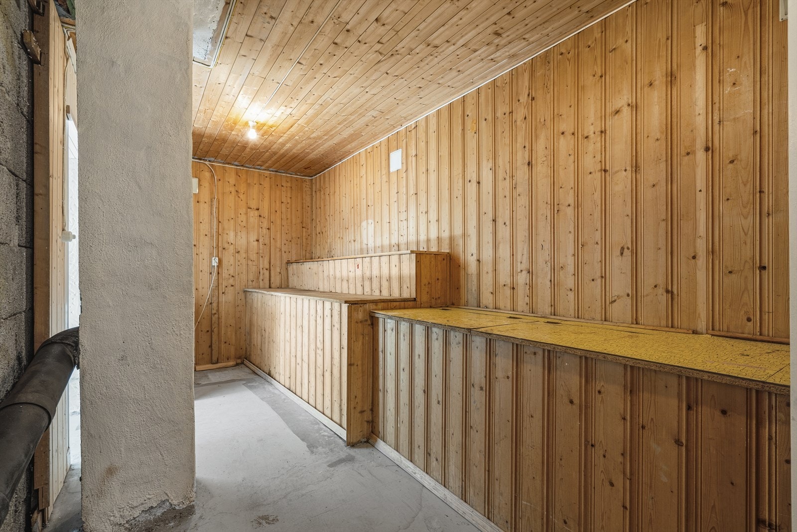 En av kjellerens to boder, som gir rikelig med lagringsplass. Denne har panelvegger og praktiske hyller. Galleribilde