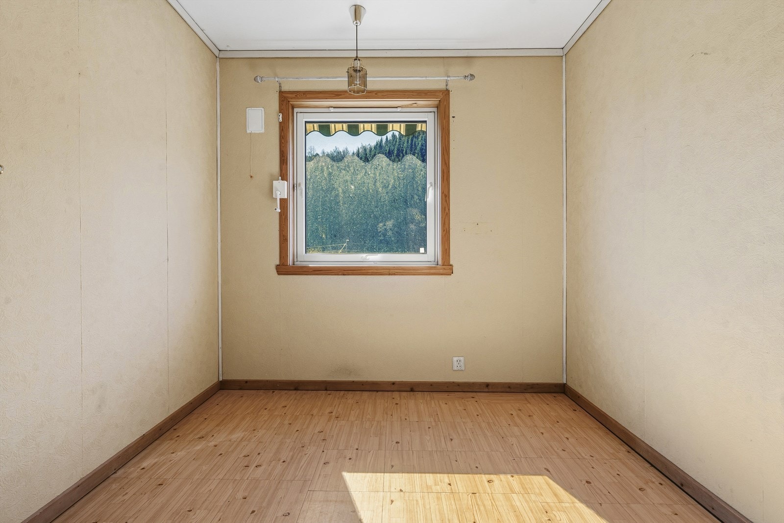 Et av de tre soverommene i hovedetasjen, med et areal på 6,37 m². De to øvrige soverommene er noe mindre og egner seg godt som barnerom, gjesterom, kontor eller hobbyrom. Galleribilde