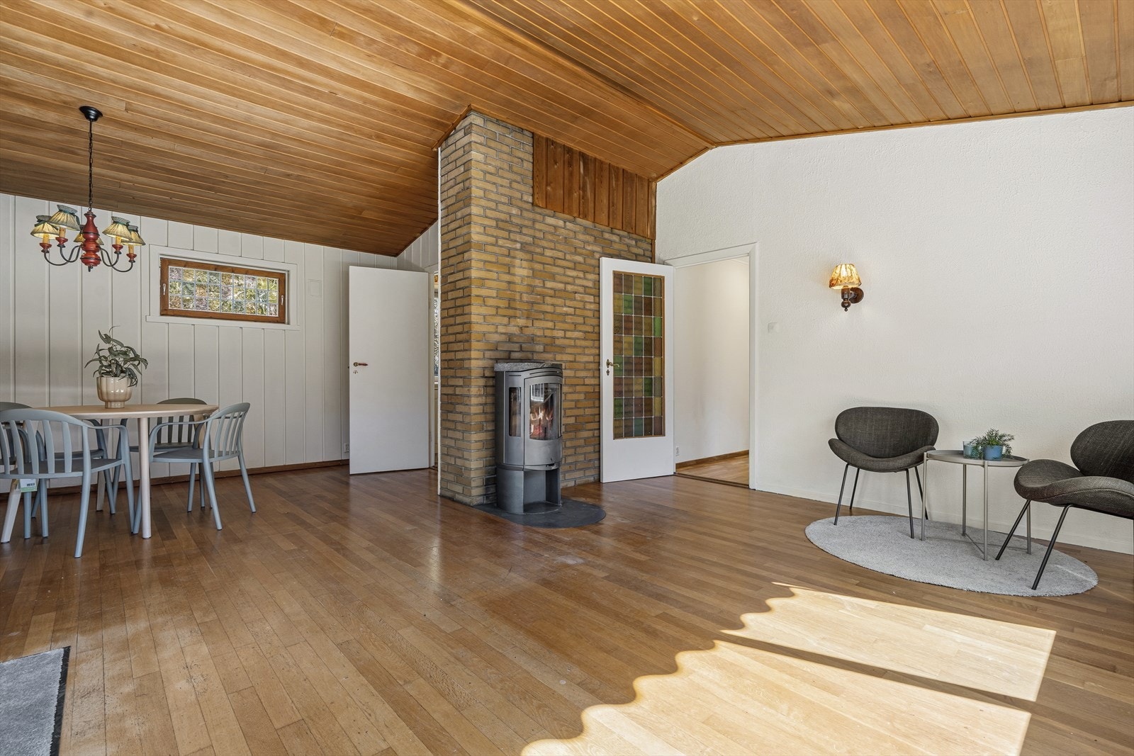 En vedfyrt ovn gir ekstra varme og hygge på kalde dager. Stuen har et areal på over 26 m². Galleribilde
