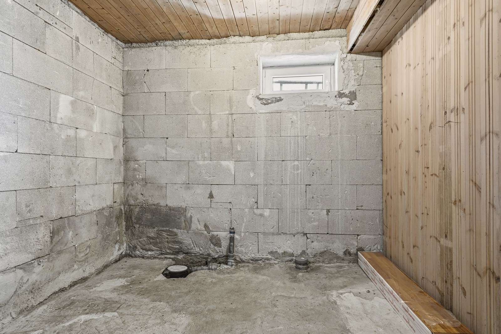 Bodrom med vegger oppført i Siporex-blokker. Her er det gjort klart med avløp og vann for evt. fremtidig baderom. Rommet har et bruksareal på ca 8,73 m². Galleribilde