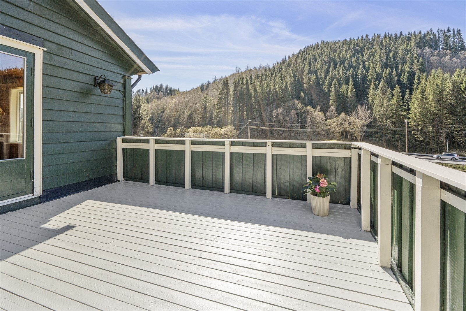 Terrassen har dekke av både betongheller, teppe og terrassebord, og skaper ulike soner. Galleribilde