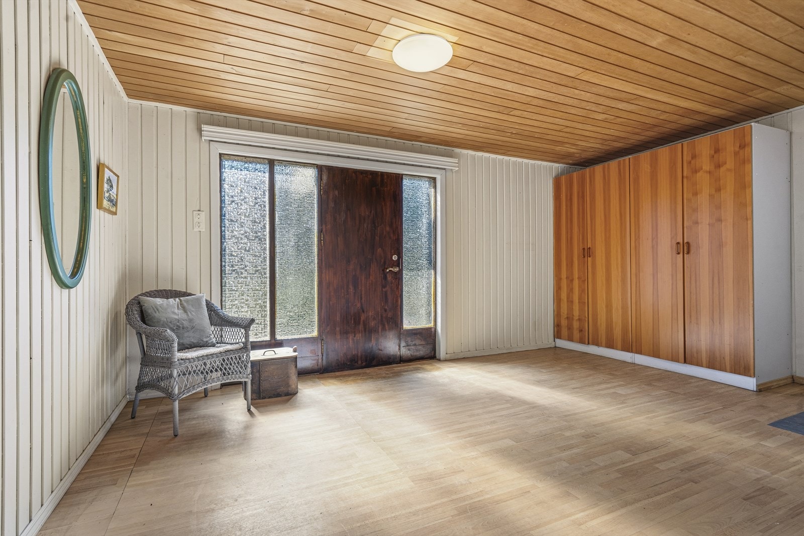 Boligen har inngangsdør med sidevinduer som slipper inn godt med naturlig lys. Den romslige entréen gir et godt førsteinntrykk og har god plass til praktisk oppbevaring av yttertøy, sko og garderobeløsninger. Galleribilde