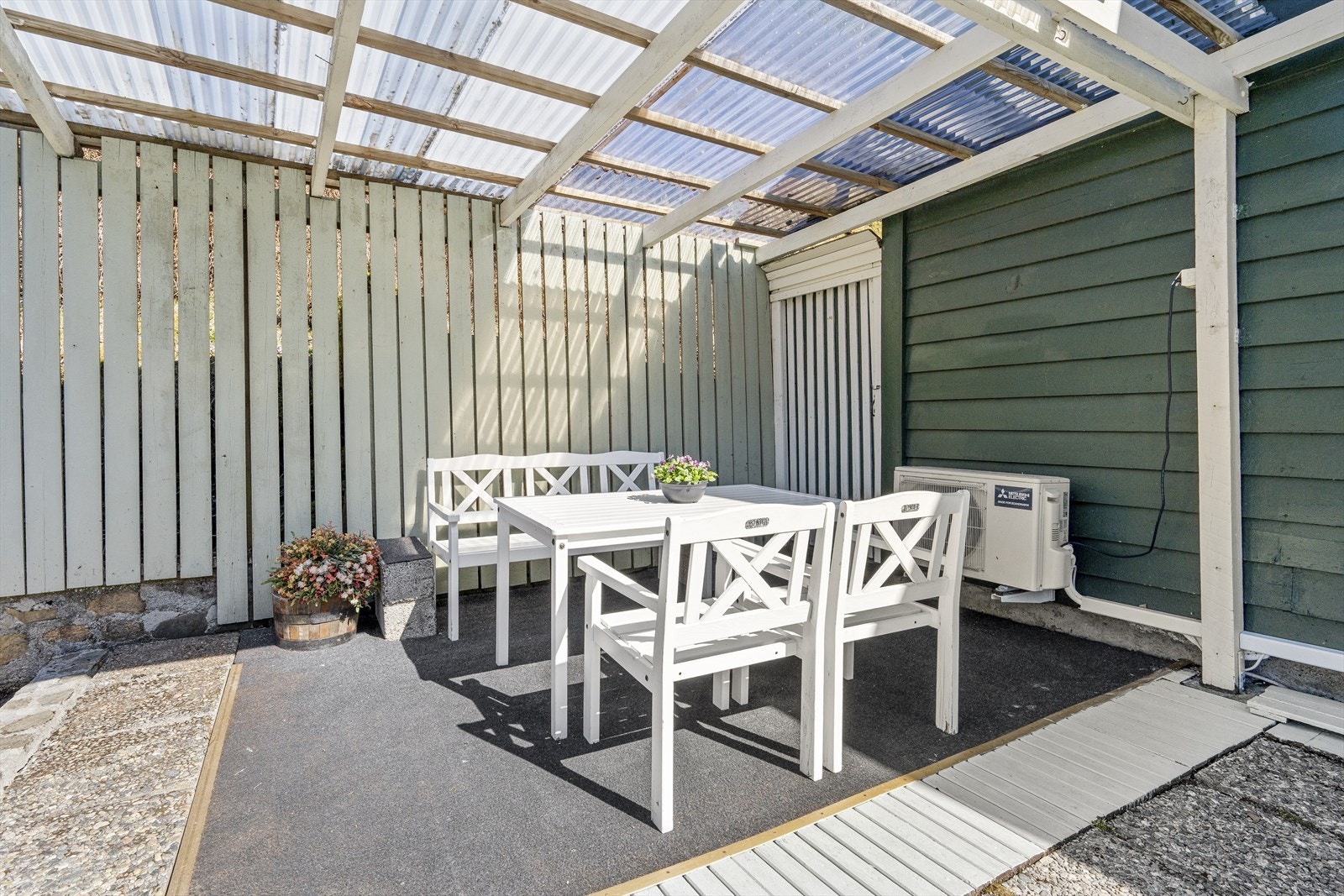 Den overbygde delen av terrassen gir en lun og skjermet uteplass med plass til sittegruppe. Galleribilde