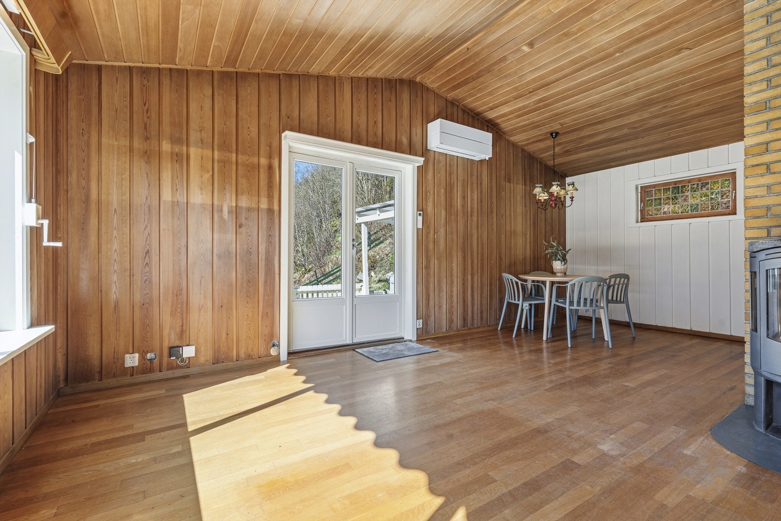 Fra stuen er det direkte tilgang til et stort terrasseareal på tilsammen ca 38 kvm. Galleribilde