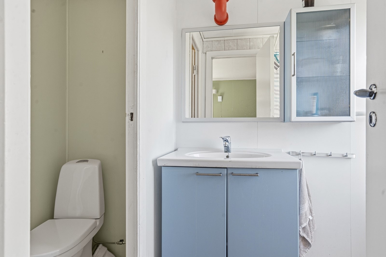 Separat toalettrom i tilknytning til badet, innredet med gulvmontert wc og håndvask. Galleribilde