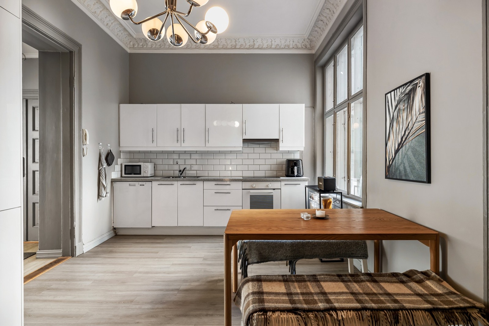 Kjøkkenet er romslig og innbydende med god plass til spisebord, og fremstår som et naturlig samlingspunkt i boligen. Galleribilde