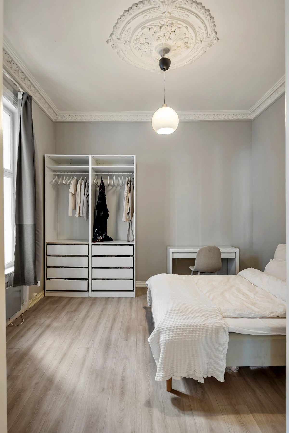 Soverom 2 - Store vindusflater sørger for godt med naturlig lys, og de klassiske detaljene som stukkatur og rosett i taket gir rommet et elegant preg. Galleribilde