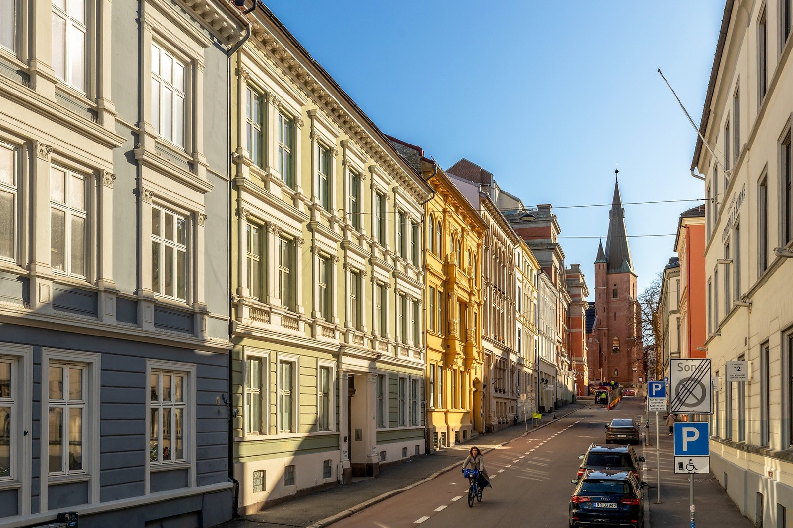 Her finner du en romslig og gjennomgående leilighet med attraktiv, sentral beliggenhet i Oslo. Galleribilde