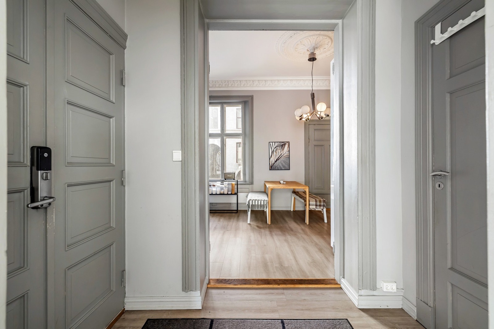 Leiligheten har adkomst via en entré med praktisk tilknytning til øvrige rom i boligen. I tilknytning til entréen er det et kott som gir gode oppbevaringsmuligheter for klær, sko og annet utstyr. Galleribilde