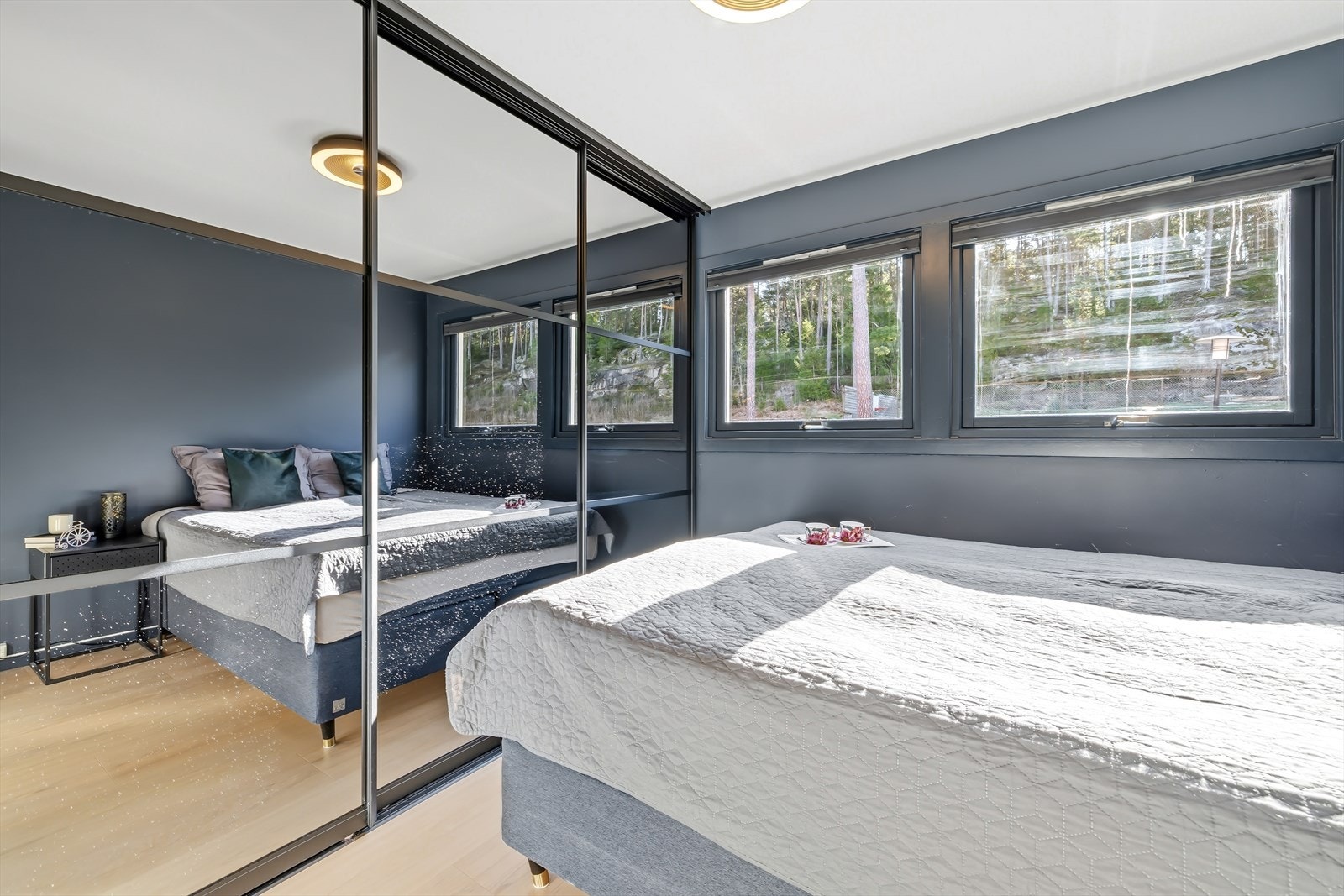 Det er godt med oppbevaringsplass i skyvedørsgarderobe Galleribilde